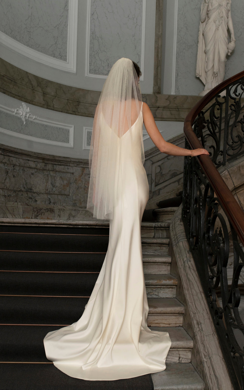 Bridal veil with discreet shimmer