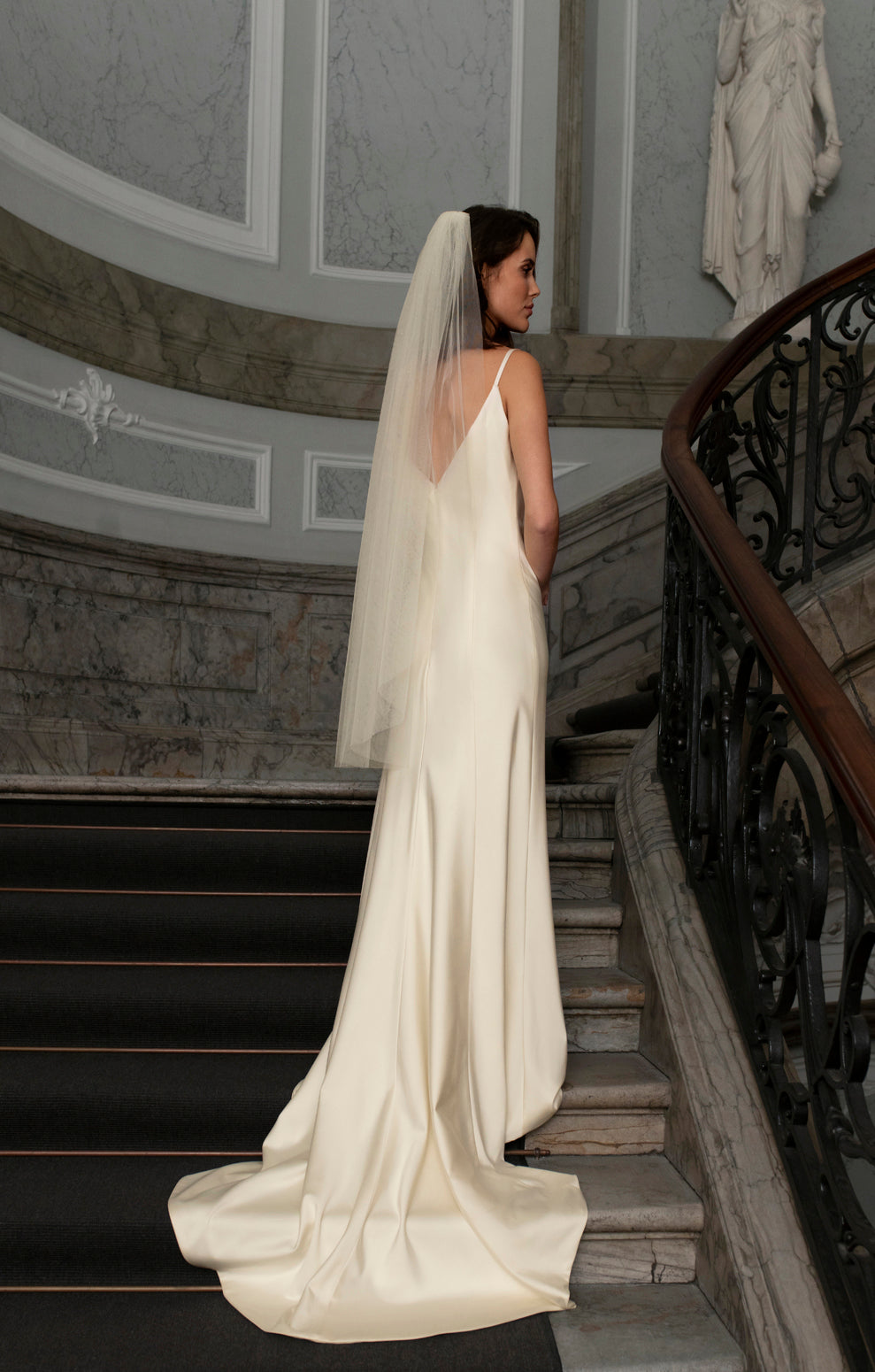 Bridal veil with discreet shimmer