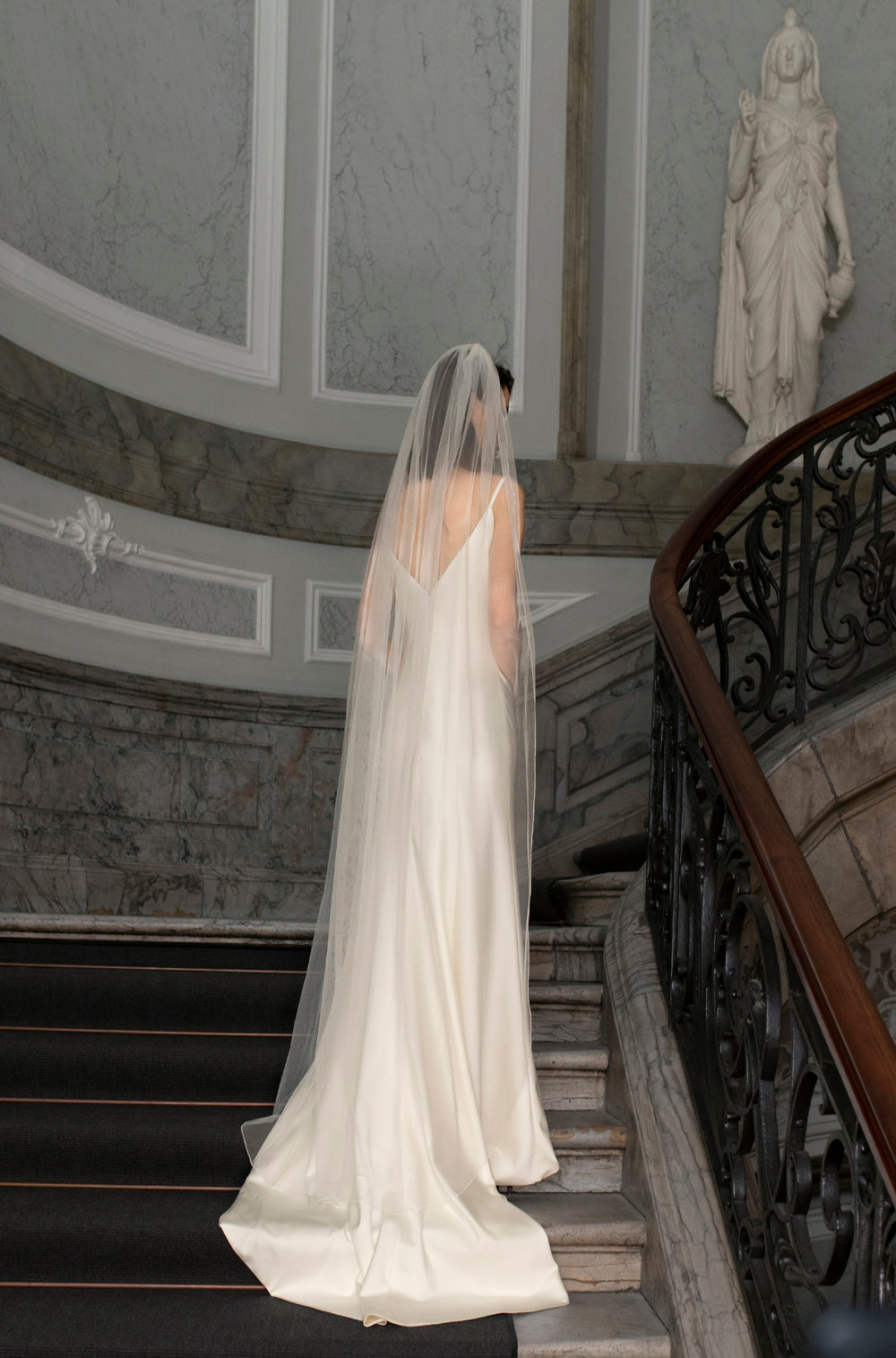 Bridal veil with discreet shimmer