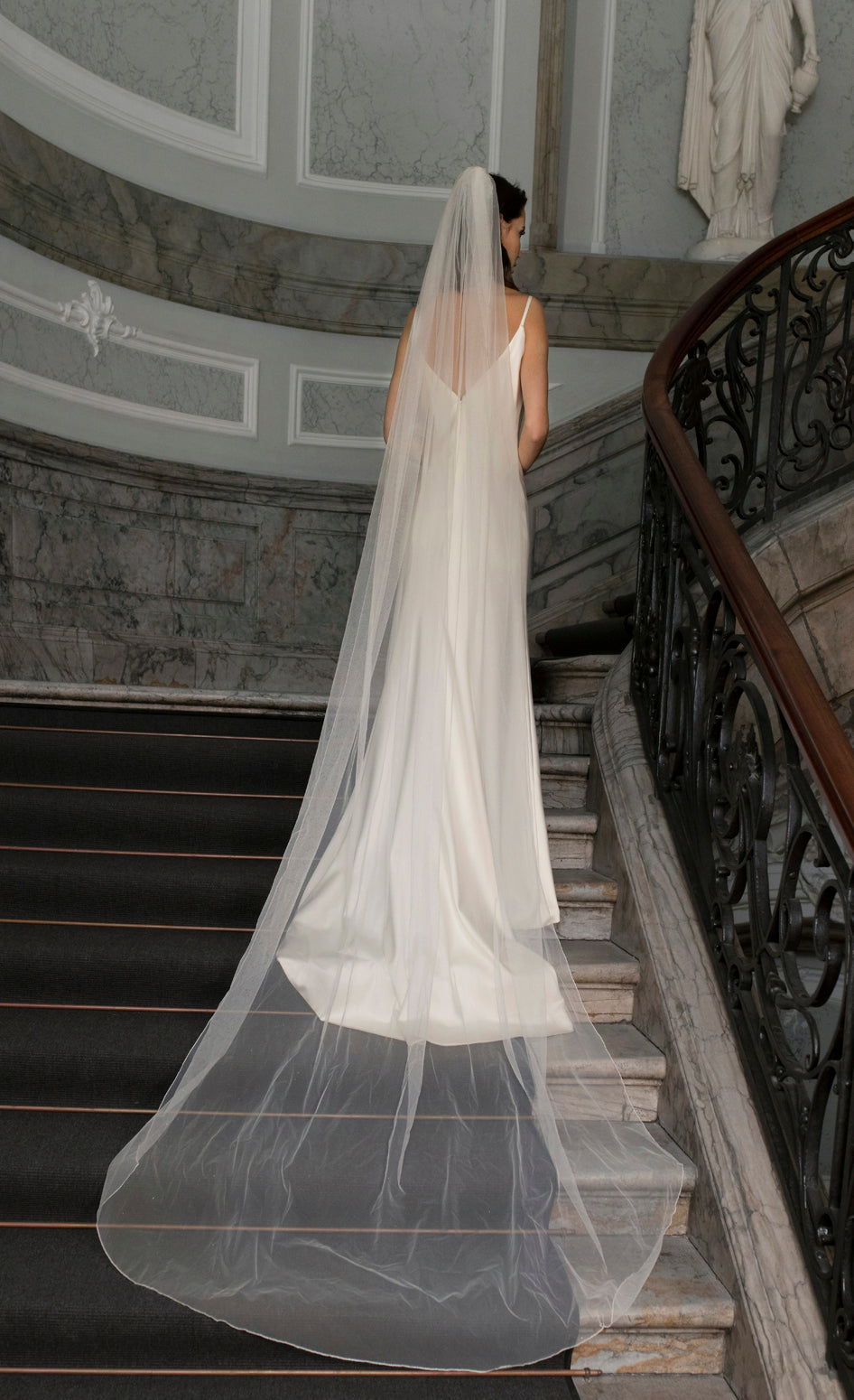 Bridal veil with discreet shimmer