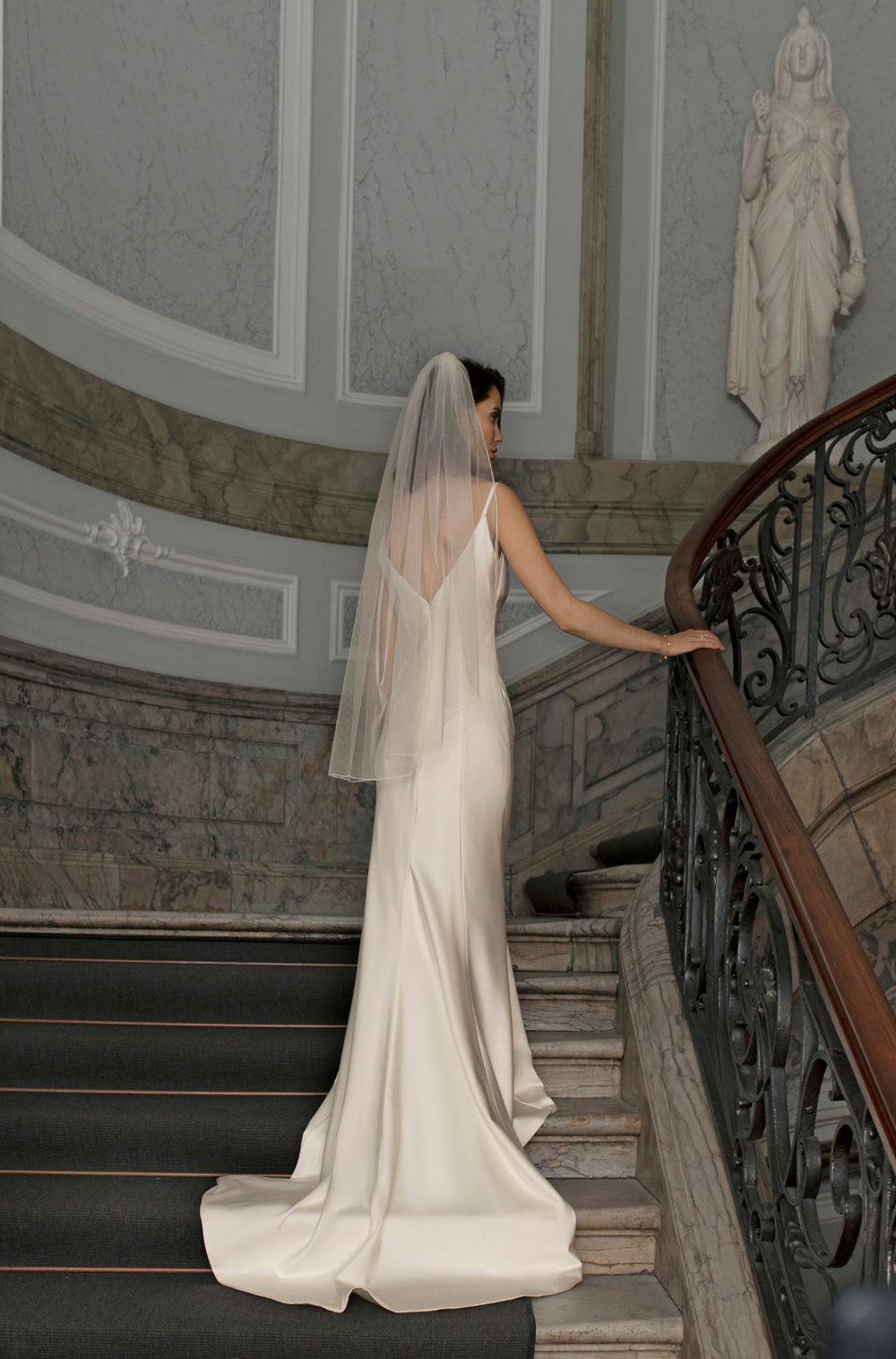 Bridal veil with discreet shimmer