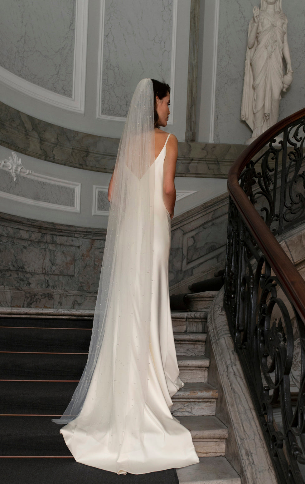 Bridal veil with pearls