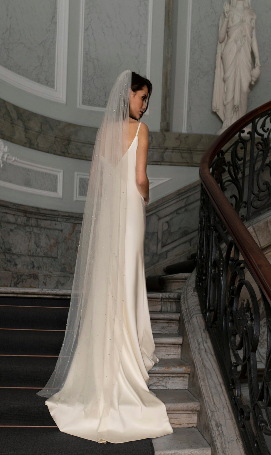 Bridal veil with pearls