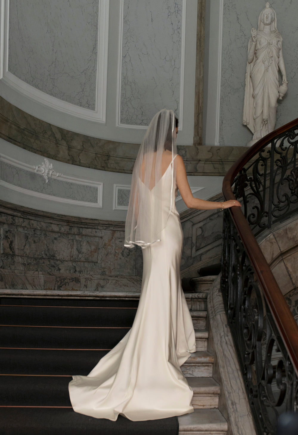 Bridal veil with satin edge