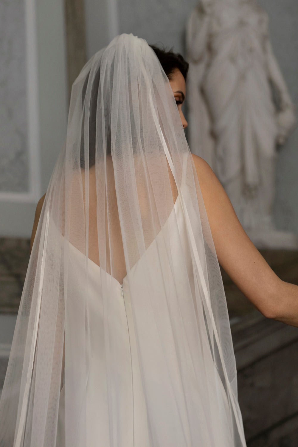 Bridal veil with satin edge