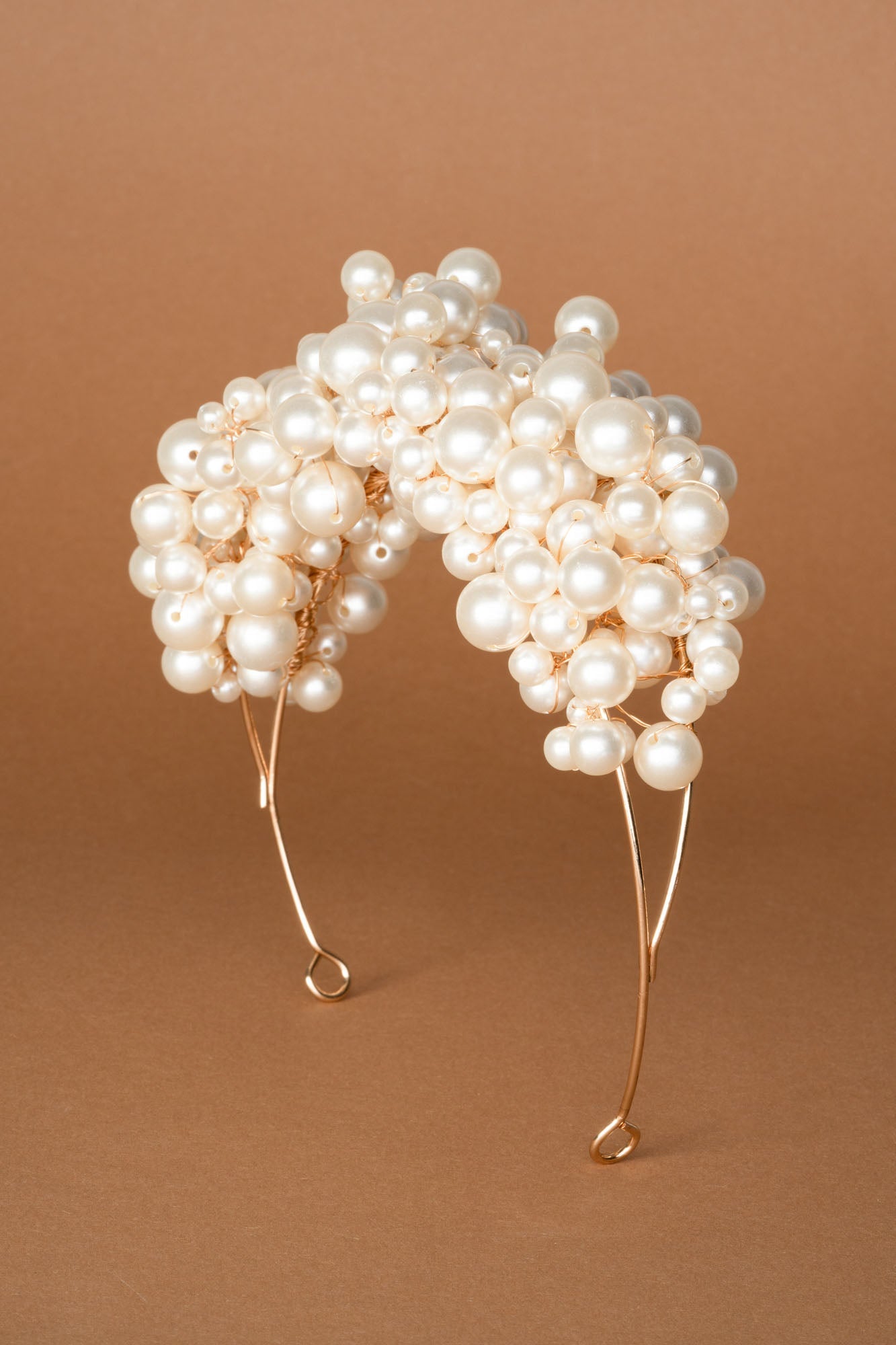 Brude og selskabs Hårbøjle i guldfarve med perler