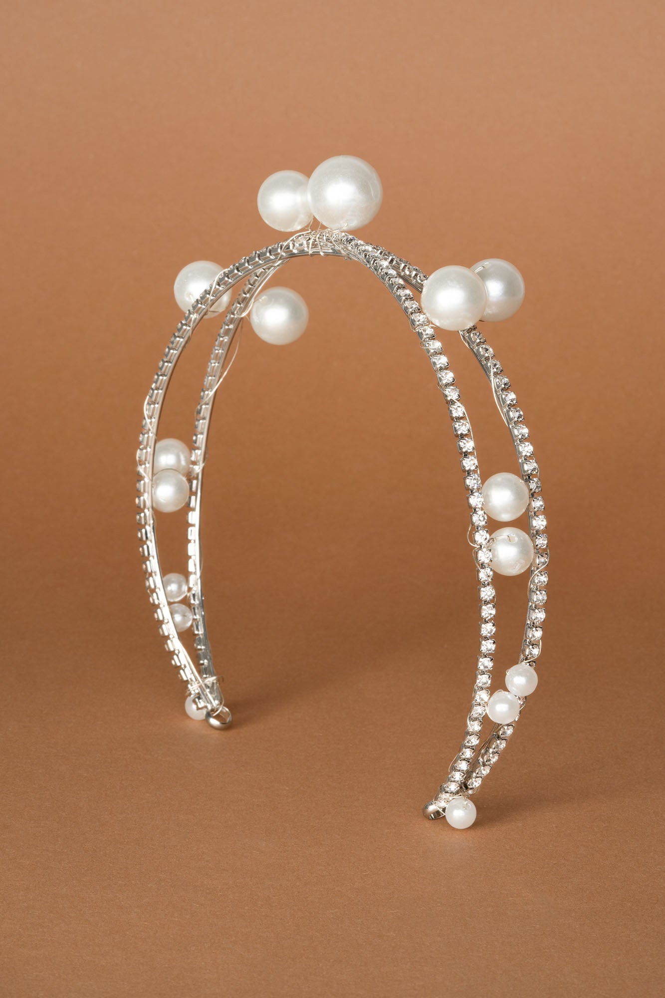 Brude og selskabs Hårbøjle i sølvfarve med perler og simili sten